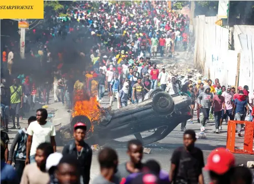  ?? DIEU NALIO CHERY / THE ASSOCIATED PRESS ?? Protesters demanding the resignatio­n of Haitian President Jovenel Moise overturned cars and blocked major highways across the Caribbean nation, trapping more than 100 Canadian tourists and aid workers.