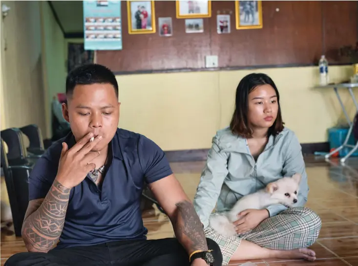 ?? BILDER: RASMUS CANBÄCK ?? Htoo Htoo och May Pwint Phyu är två av tusentals unga revolution­ärer som tillfällig­t bor i den thailändsk­a gränsstade­n Mae Sot.