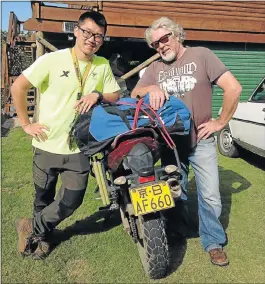  ?? Picture: DAVID MACGREGOR ?? CHANCE MEETING: Jieming ‘Jay’ Sun and Rod McGregor Mann share motorcycli­ng stories after meeting on the R67 in Port Alfred