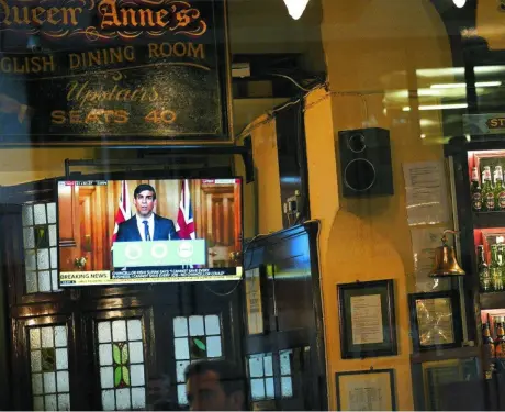  ?? EFE ?? El discurso televisado del «Chancellor» Rishi Sunak, ayer en un pub del centro de Londres