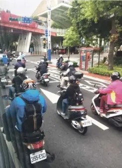  ??  ?? Motociclis­tas. En las calles de Taipei la presencia de motociclis­tas es alto.