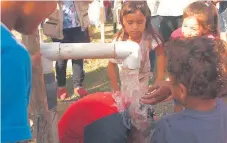  ??  ?? SERVICIO. Niños y adultos ya consumen agua de calidad.