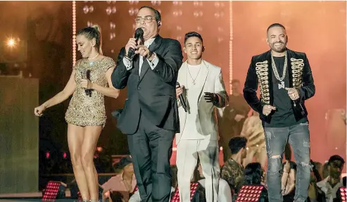  ?? FOTO: CARLOS ARTURO/ PREMIOS HEAT ?? Fanny Lu, Gilberto Santa Rosa, Luis Vázquez y Nacho en el homenaje a El Caballero de la Salsa.