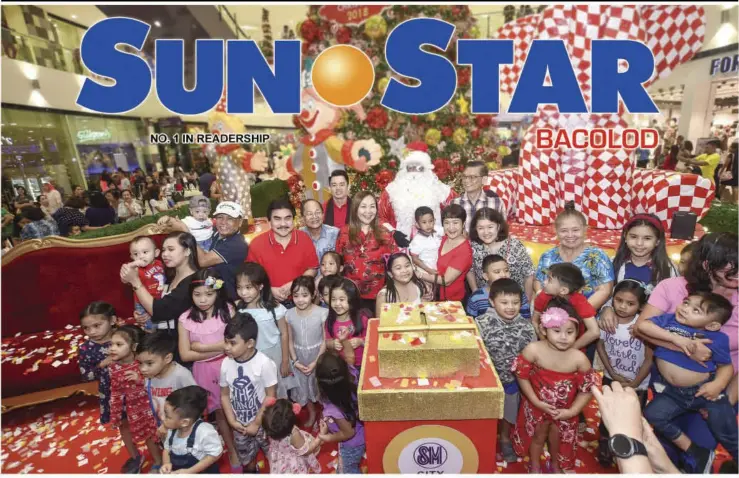  ??  ?? CHRISTMAS SEASON. Children pose with Bacolod City officials led by Mayor Evelio Leonardia during the launch of SM City’s iconic 30-foot tree last night.