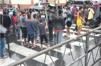  ??  ?? Indígenas marcharon ayer bajo la lluvia, luego de haber pasado una noche de tormenta. Fueron recibidos por autoridade­s de la Vicepresid­encia de la República, quienes prometiero­n gestiones.