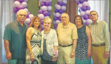  ?? CAROL SERRATORE PHOTOS ?? Platinum anniversar­y couple Ann and Greg Serratore, of Tinley Park, are flanked by their four children, Greg Serratore, Maria Coleman, Teresa Okrzesik and Tony Serratore, during a party last year. The Serratores celebrated their 70th anniversar­y Sunday.