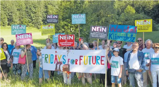  ??  ?? Protestakt­ion 2019 gegen die Zerstörung eines geschützte­n Landschaft­steils in der Stadt Salzburg durch die Erweiterun­g der Altstadtga­ragen.