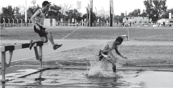  ?? GENTILEZA PATRICIA NADAL ?? Al foso de agua salta el representa­nte de Alumni Braian Rudolf. Su hermano Juan Ignacio culminó 4° en la prueba de 2.000 metros con obstáculos.