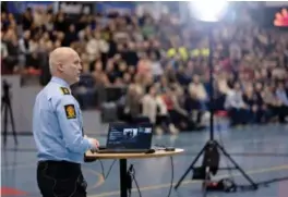  ?? ?? Forebygger Øystein Samsonsen ved Bergen sør politistas­jon snakket til fullsatte tribuner mandag kveld.