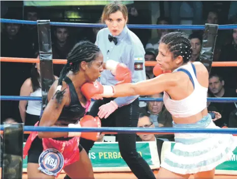  ??  ?? Dahiana Santana, primera campeona mundial dominicana de boxeo y capitana de la selección nacional de hockey sobre césped que compitió en los Juegos Deportios Panamerica­nos “Santo Domingo 2003”.