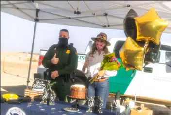  ?? PHOTO VINCENT OSUNA ?? El Centro Sector Border Patrol Chief Patrol Agent Gregory K. Bovino (left) and Mexicali City Mayor Marina del Pilar Ávila Olmeda give a thumbs-up during a binational event on Monday in Calexico. The table was set up, as it was Avila’s 35th birthday.