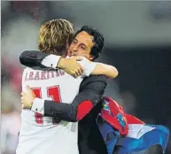  ??  ?? Emery y Rakitic, tras ganar la Europa League-2014 FOTO: GETTY IMAGES