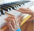  ?? FOTO: DPA ?? Ob ein Kind zum Beispiel Klavierunt­erricht nimmt, hängt vom Einkommen der Eltern ab.