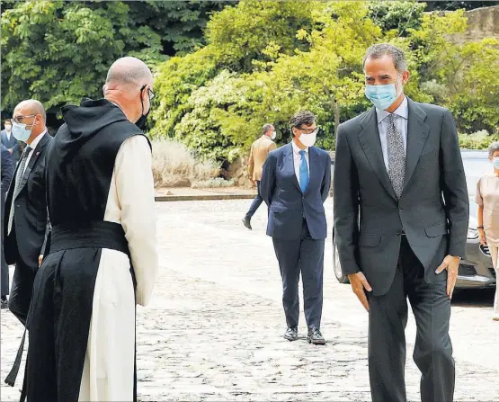  ?? EFE ?? Felipe VI llega al Monasterio de Poblet, durante su última visita a Cataluña, el pasado mes de julio, donde no pudo ir a Barcelona por las restriccio­nes sanitarias.