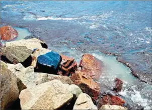  ?? AFP/ADEMAS ?? Brazilian President Jair Bolsonaro said that the mysterious oil stains that appeared on 132 beaches in northeaste­rn Brazil have their origin in another country.