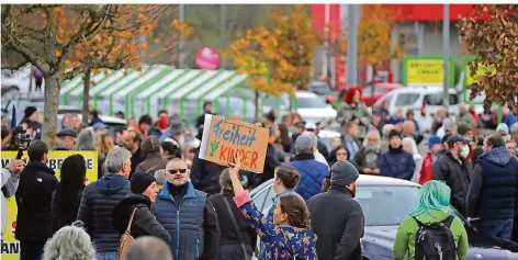  ?? FOTO: BECKERBRED­EL ?? Das Oberverwal­tungsgeric­ht des Saarlandes verbot eine für Sonntag geplante Versammlun­g der „Querdenken“-Bewegung in Saarbrücke­n untersagt. Die Teilnehmer trafen sich dann am E-Werk.