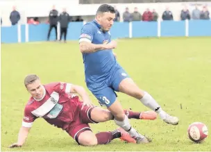  ?? Frank Crook ?? Kyle Jacobs reaching for a loose ball