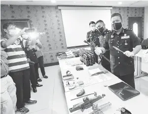  ??  ?? TUMPAS: ACP A. Asmadi (kanan) menunjukka­n barangan yang dirampas pada sidang media mengenai kes pecah kedai dobi dan kedai runcit di Ibu Pejabat Polis Daerah Ipoh, dekat Ipoh semalam.