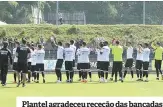  ??  ?? Plantel agradeceu receção das bancadas