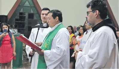  ??  ?? El vicario episcopal de Ñeembucú Bernardo Ríos dijo que en el departamen­to los fieles ya quieren participar de la misa y esperan la indicación de las autoridade­s nacionales para que los templos de nuevo puedan abrirse.