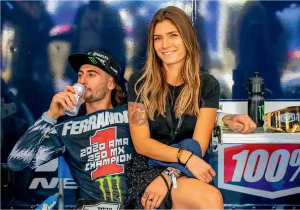  ??  ?? Comme Mathilde avec Marvin Musquin, Nastasia est une « pièce » maîtresse dans la carrière de Dylan aux USA. Un binôme gagnant !