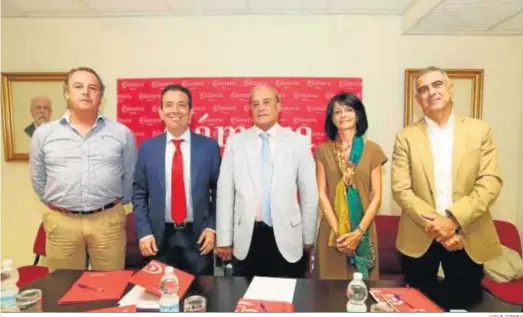  ?? JOSUÉ CORREA ?? Los miembros del jurado tras la reunión para deliberar el resultado final entre las 25 empresas finalistas que optaron al reconocimi­ento.