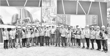  ??  ?? NIOSH and SBA together with the participan­ts during the visit to Triconic’s constructi­on site