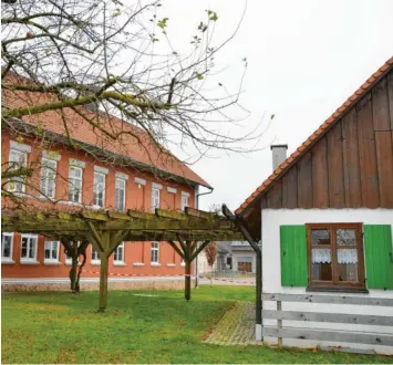  ?? Foto: Regina Langhans ?? Der Obst‰ und Gartenbauv­erein Unterroth möchte an seinem Häuschen in der Dorfmitte (rechts im Bild) einen Backofen in klas‰ sischer Bauweise errichten. Dieser könnte auch bei den Dorffesten zum Einsatz kommen.