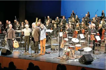  ?? FOTO: MICHAEL BAAR ?? „Bayon meets symphony“: Die legendäre Band und die Staatskape­lle Weimar gemeinsam im Konzert auf der Bühne des Deutschen Nationalth­eaters Weimar.