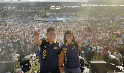  ?? SUNSTAR FOTO / ALAN TANGCAWAN ?? TANDEM. Reelection­ist Cebu City Mayor Tomas Osmeña and his running mate, City Councilor Mary Ann de los Santos, lead their group’s miting de avance before some 25,000 supporters at the Cebu City Sports Center on Sunday, May 5.