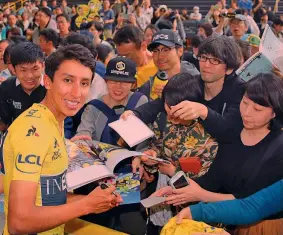  ?? BETTINI ?? Amato
Egan Bernal, 22 anni, circondato dai tifosi in Giappone: il colombiano del Team Ineos è stato il 3° vincitore di Tour de France più giovane della storia