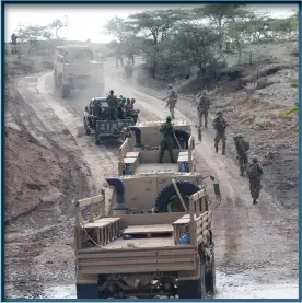  ??  ?? Photo ci-dessus :
Des soldats de l’US Army et des membres des forces nationales de défense éthiopienn­es manoeuvren­t au cours d’un exercice militaire près de Dire Dawa, en Éthiopie, le 19 juillet 2019, avec pour but de former les troupes assurant la sécurité régionale et les opérations de maintien de la paix pour la mission de l’Union africaine (UA) en Somalie (AMISOM). Depuis 2006, les États-Unis mènent une interventi­on antiterror­iste en Somalie, laissant d’autres acteurs se charger de la difficile stabilisat­ion du pays. (© Sgt Aubry Buzek/US Army)