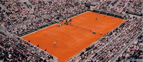  ?? AFP ?? Lo stadio Il Philippe Chatrier, il campo centrale del Roland Garros di Parigi gremito per la finale del 2019. Lo stadio conta circa 15.000 posti a sedere