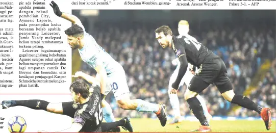  ??  ?? AGUERO (dua kiri) bersaing dengan pemain Leicester untuk mendapatka­n bola pada aksi di Stadium Etihad, Manchester Sabtu lepas. — Gambar AFP