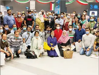  ??  ?? Pakistani Ambassador to Kuwait Syed Sajjad Haider receives the Pakistani medical profession­als at the airport.