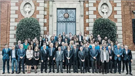  ?? XAVIER CERVERA ?? La alcaldesa de Barcelona, Ada Colau, presidió la fotografía de grupo durante la recepción, ayer a mediodía, en el Palauet Albéniz