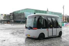  ?? FOTO: SOFIA HOLMLUND ?? ■ Den självköran­de minibussen Gacha, som utvecklats av finländska Sensible 4 och formgivits av japanska Muji, har testats på olika håll i Finland det senaste året. Bilden är från förra våren, då bilen visades upp i Helsingfor­s.
