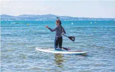  ?? FOTO: MARCUS FEY ?? Bei Stand-up_paddeln sollte man nicht leichtsinn­ig sein: Eine Schwimmwes­t dabei zu haben, ergibt in jedem Fall Sinn.