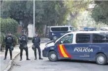  ?? REUTERS ?? Policías españoles resguardan la embajada de Ucrania en Madrid, donde un empleado resultó herido tras abrir uno de los sobres.