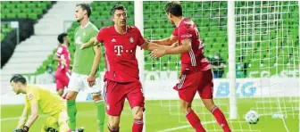  ?? AP ?? Lewandoski celebra con Muller el gol que dio el título al Bayern