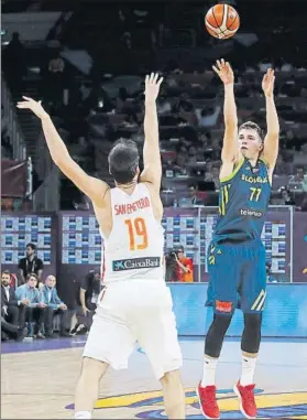  ?? FOTO: FEB ?? Doncic y San Emeterio. España se medirá a Eslovenia en las ventanas FIBA