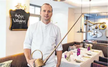  ?? FOTO: CHRISTIAN FLEMMING ?? Seine Aladin-Kanne, mit der Julian Karr seinen Gästen die Soße serviert, ist legendär, jetzt hat er für sein Restaurant „Karrisma“einen Michelin-Stern erkocht.
