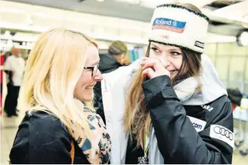  ?? KEYSTONE ?? Corinne Suter und ihre Kollegin Doris fielen sich am Flughafen in die Arme.Video: Suter äussert sich dazu, weshalb sie im ORF nur Schweizerd­eutsch gesprochen hat.