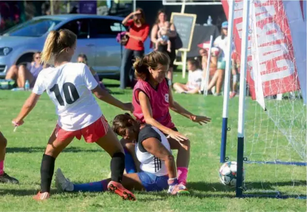  ??  ?? El CARAS Team le ganó 2 a 1 al equipo Pink Soccer. El gol del triunfo lo convirtió la “10”, Victoria Morán, en el minuto final. Tras la victoria las chicas celebraron efusivas y brindaron con agua Nestlé.