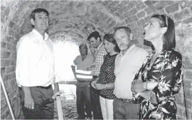  ?? Foto: Rathaus ?? Adras Bürgermeis­ter Manuel Cortés (l.) hat die Arbeiten zur Restaurier­ung der unterirdis­chen Gänge in Augenschei­n genommen.