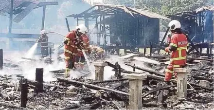  ?? (Foto Mohd Rafi Mamat/bh) ?? Anggota bomba memadamkan kebakaran pondok Tahfiz Madrasah Al Imaniyah, Kuantan, pagi semalam..