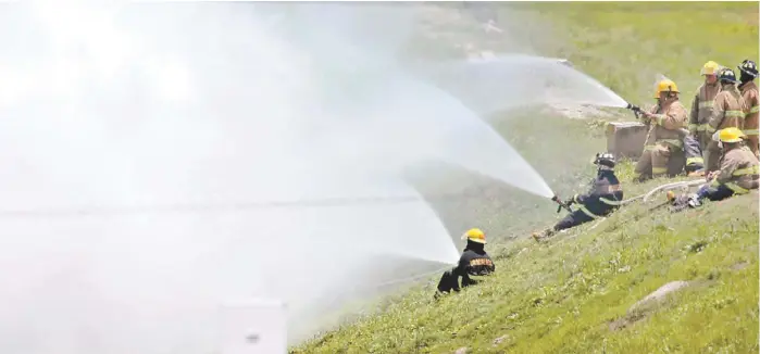  ?? EDGARD GARRIDO/REUTERS ?? Se mantuvo la dispersión de la nube de gas mediante la aplicación de cortinas de agua para minimizar los riesgos de una chispa.