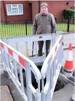  ?? Pictures: Leanne Bagnall ?? CONCERNS: Fred Curry with the sinkhole in Smithpool Road.