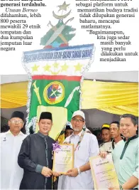  ?? (Gambar kiri) TAWFIQ ?? dan rombongan mengunjung­i khemah Persatuan Kebudayaan Suluk-Bajau Tawau Sabah mewakili gabungan etnik Suluk dan Bajau.