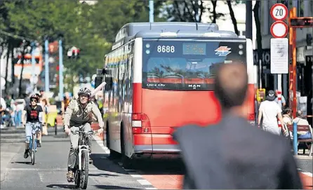  ?? Foto: APA ?? Die Grünen haben schon öfter klargemach­t, dass die Radfahrer nicht von der Mariahilfe­r Straße verbannt werden sollen. Die SPÖ fordert nun wieder genau das.